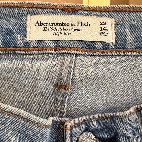 SOLD Abercrombie and Fitch Relaxed 90s jeans - Picture 1 of 3